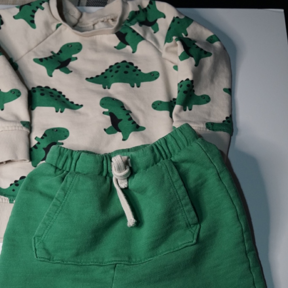 H&M size 12-18 month it’s beautiful sweater and pant set . - Picture 1 of 5